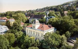 Wohnen Wohnung BLICK INS WIENTAL | Herrschaftliche ca. 170m² Gartenwohnung im Stilaltbau | Parkplatz vor der Türe | sanierungsbedürftig | U-Bahnnähe 1130 Wien