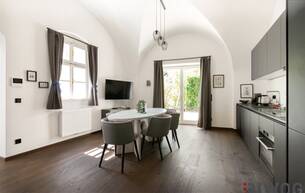 Wohnen Wohnung 115,42 m² Design-Altbau mit Gewölben & Eigengarten-Terrasse sowie Poolnutzung – elegante Wohnküche, XL-Regendusche 1190 Wien Wohnen Wohnung 115,42 m² Design-Altbau mit Gewölben & Eigengarten-Terrasse sowie Poolnutzung – elegante Wohnküche, XL-Regendusche 1190 Wien