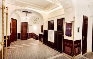 Wohnen Wohnung Neuer Preis! BESTLAGE hinter der Karlskirche! Prunkvolles und prestigträchtiges Altbauhaus! WG geeignete Mietwohnung im letzten Liftstock + Beste Infrastruktur und Anbindung! 1040 Wien