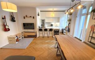 Anlage Wohnung Zeitlose Eleganz trifft modernen Wohnkomfort – stilvoll sanierte 3,5-Zimmer-Altbauwohnung mit Designküche, zwei Außenflächen & Toplage nahe dem Türkenschanzpark 1180 Wien