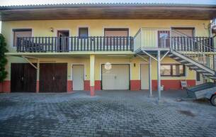 Wohnen Häuser Charmantes Haus mit 2 Wohneinheiten mit Innenhof & Garage – Ruhelage nahe Rust und dem Neusiedler See 7064 Oslip