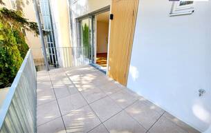 Anlage Wohnung Ein Altbau, der verzaubert! Umfangreich und hochwertig sanierte Wohnschönheit mit großem Balkon und effizienter Erdwärme! Viel Privatsphäre + Viel Raum + Viel Grün! 1140 Wien