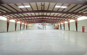 Gewerbe Lager ca. 1.800m² Halle mit Rampen und ebenerdiger Einfahrt | beheizt | 250m² Büro | Groß-Enzersdorf mit Nähe zum 22. Bezirk 1220 Wien