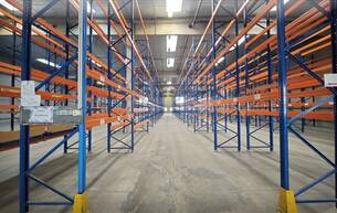 Gewerbe Lager 2.082m² Lagerhalle mit überdachten Rampen und ca. 148m² Büro | Parkplätze verfügbar 2351 Wiener Neudorf