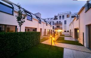 Anlage Häuser Fire Sale! Happy to be here! WOW - Cooles Townhouse mit Garten! Erdwärme + Absolute Ruhelage + Tiefgarage + Ideale Süd Ausrichtung! Nachhaltig und zukunftssicher investiert! 1230 Wien
