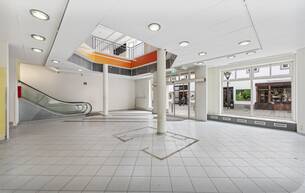 Gewerbe Einzelhandel Mach diesen außergewöhnlichen Ort zu deinem! Großzügige Fläche in Bestlage von Wiener Neustadt | Zwei Etagen | Rolltreppe und Lift 2700 Wiener Neustadt Gewerbe Einzelhandel Mach diesen außergewöhnlichen Ort zu deinem! Großzügige Fläche in Bestlage von Wiener Neustadt | Zwei Etagen | Rolltreppe und Lift 2700 Wiener Neustadt