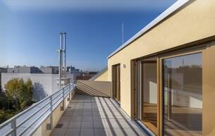 Wohnen Wohnung Exklusive Dachgeschoßwohnung mit Traumküche & Sonnenterrasse | Erstbezug | Zentrale Lage zwischen Innenstadt und Bahnhof | Tiefgaragenplatz anmietbar 2700 Wiener Neustadt