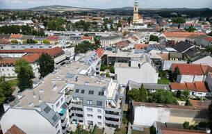 Wohnen Wohnung Privatsphäre in Zentrumslage | lichtdurchflutetes Dachgeschoss | 37m² Terrasse mit herrlichem Weitblick über die Donau und ins Weinviertel | Heizen & Kühlen mit eigener Luftwärmepumpe | 2 Tiefgaragenplätze 2000 Stockerau Wohnen Wohnung Privatsphäre in Zentrumslage | lichtdurchflutetes Dachgeschoss | 37m² Terrasse mit herrlichem Weitblick über die Donau und ins Weinviertel | Heizen & Kühlen mit eigener Luftwärmepumpe | 2 Tiefgaragenplätze 2000 Stockerau