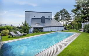 Wohnen Alles möglich! Vom exklusiven Wohntraum bis zum Highclass-Firmenstandort (oder beides in einem) | Designerhaus mit traumhaftem Garten | Edelstahlpool, Sauna, Weinkeller | Doppelgarage, zwei Eingänge 2700 Wiener Neustadt