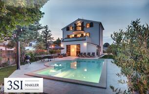 Anlage Häuser Luxusvilla mit Meerblick in Fažana: 11 Zimmer, 368 m2, 4 Balkone, 2 Pools, Kamin, Fußbodenheizung, Wärmepumpe zur Eigennutzung oder als Investment 52212 Fažana